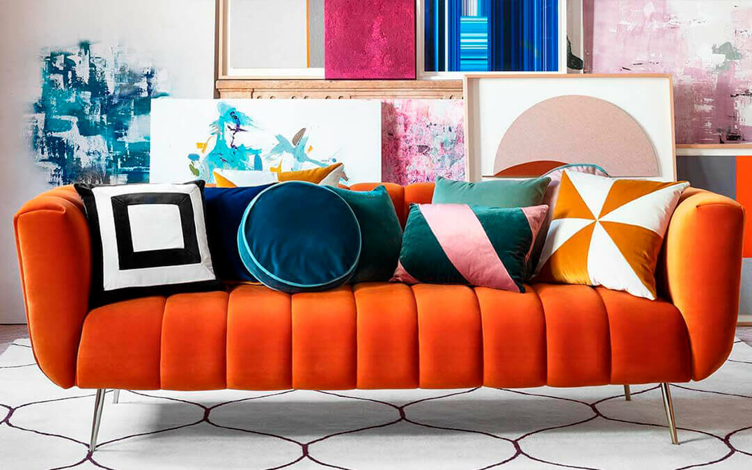 sofa naranja con cojines de colores